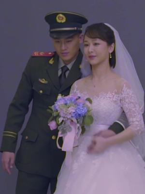 烈火英雄#杨紫#欧豪 拍婚纱照,一个小害羞一个积极主动,这一段真的