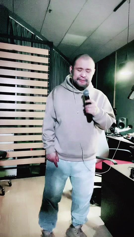 李哲流浪歌手大哲