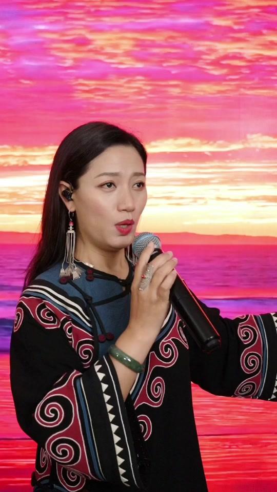彝族歌手曲木阿依