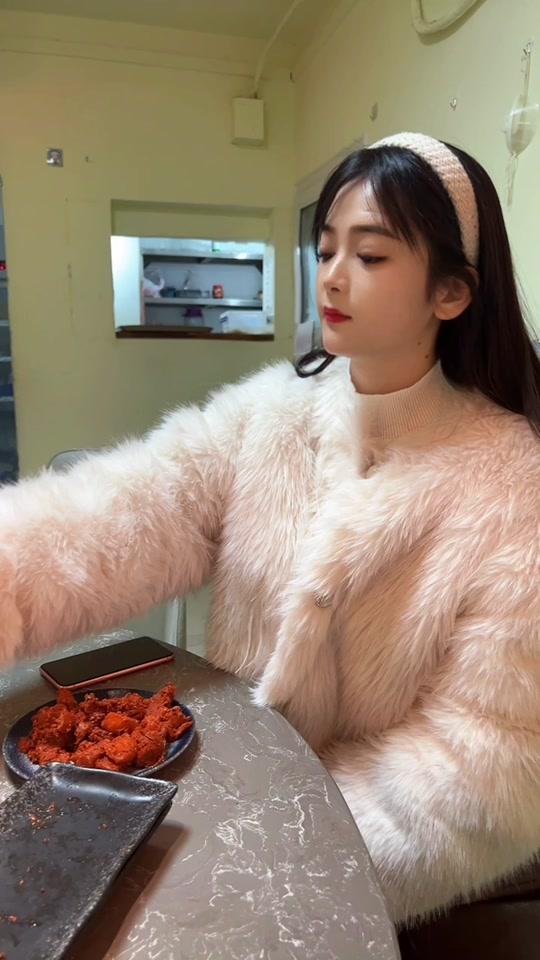 杨小萌_杨小萌个人资料_杨小萌直播间_18183kol_18183网红站