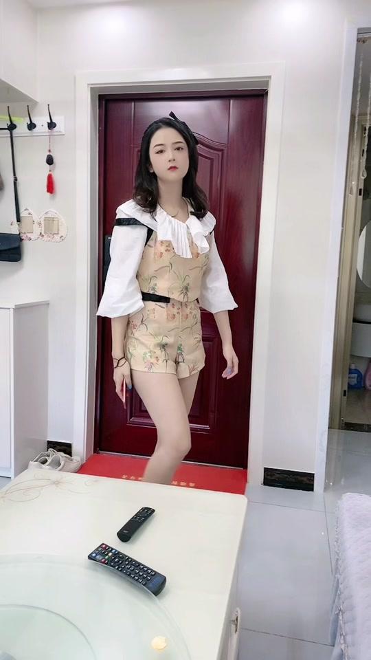 杨小萌_杨小萌个人资料_杨小萌直播间_18183kol_18183网红站