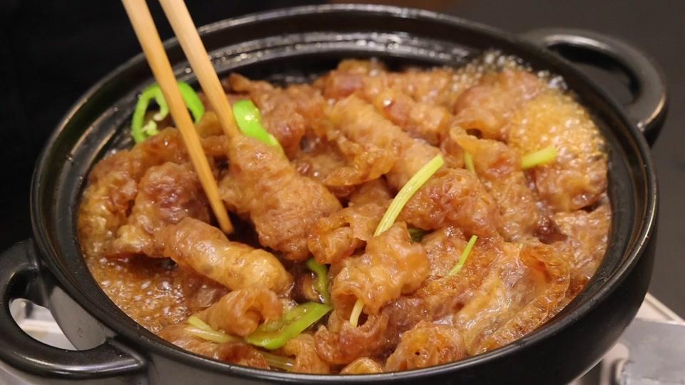 不要扔,教你特色做法,又香又脆,轻松在家搞定#炸猪皮 #猪皮煲视频时长