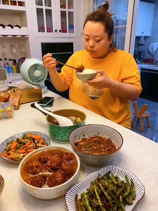 胖虎真的最喜欢吃我做的肉酿面筋,六七个分分钟下去了#无锡 @抖音小