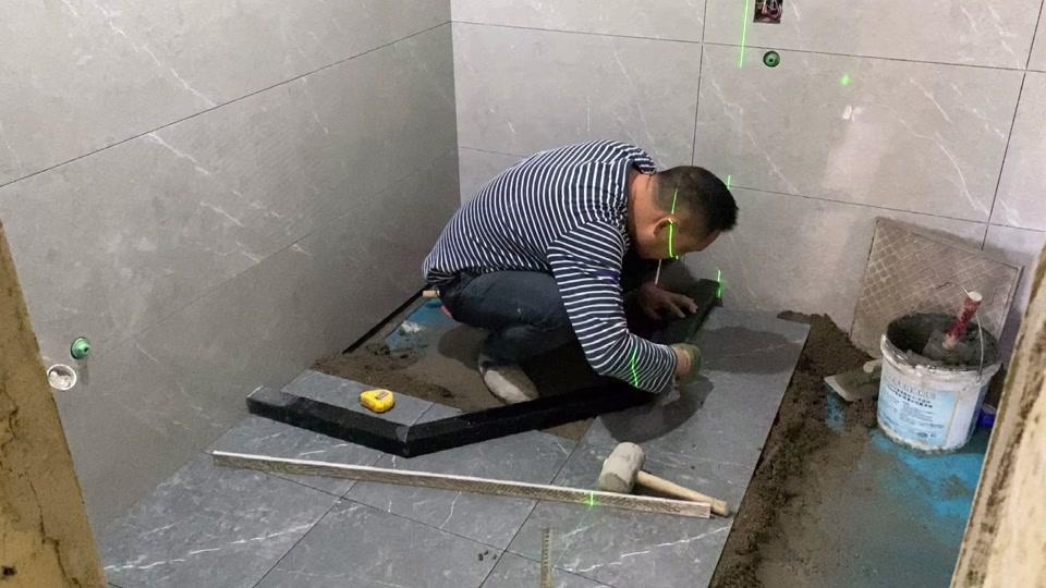 贴砖预埋淋浴房石基,瓦工手艺精湛不浪费一块砖,业主安排大餐