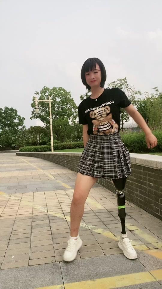 独腿女孩