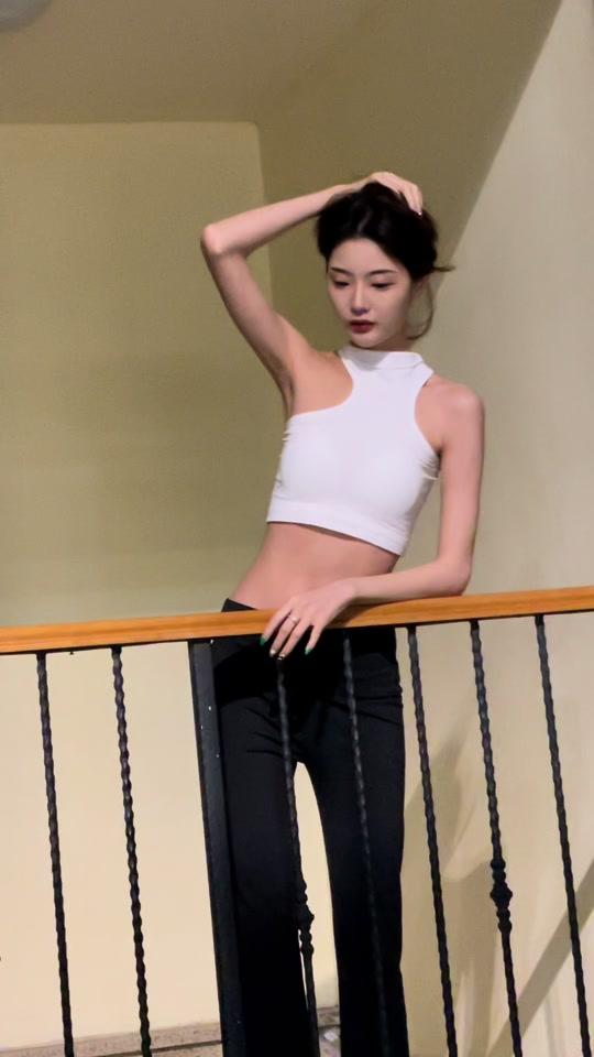 0w2021/10/10 18:10:03视频时长:7秒看到马甲线了吗 #身材 #穿搭视频