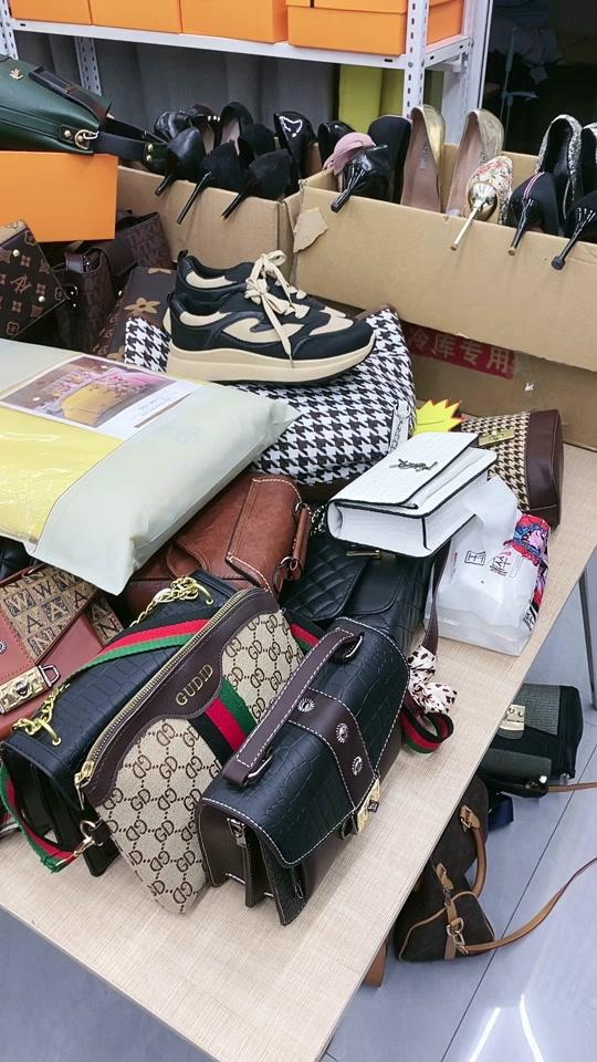 捡破烂的小富婆_捡破烂的小富婆个人资料_捡破烂的小富婆直播间_18183