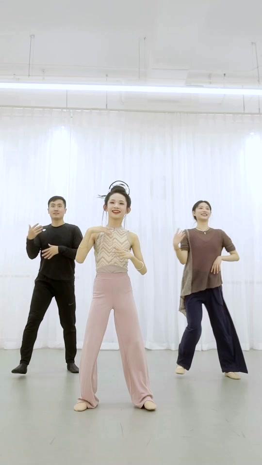 哈哈哈哈哈哈,开心一下 @承启少儿古典舞课堂 #世界杯手势舞 #全世界