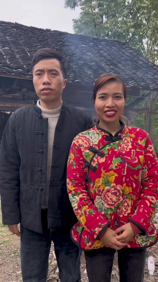 一个锤一个,这是规矩,请尊重我的原则,听明白了吗@小罗富(丫丫姐团队)
