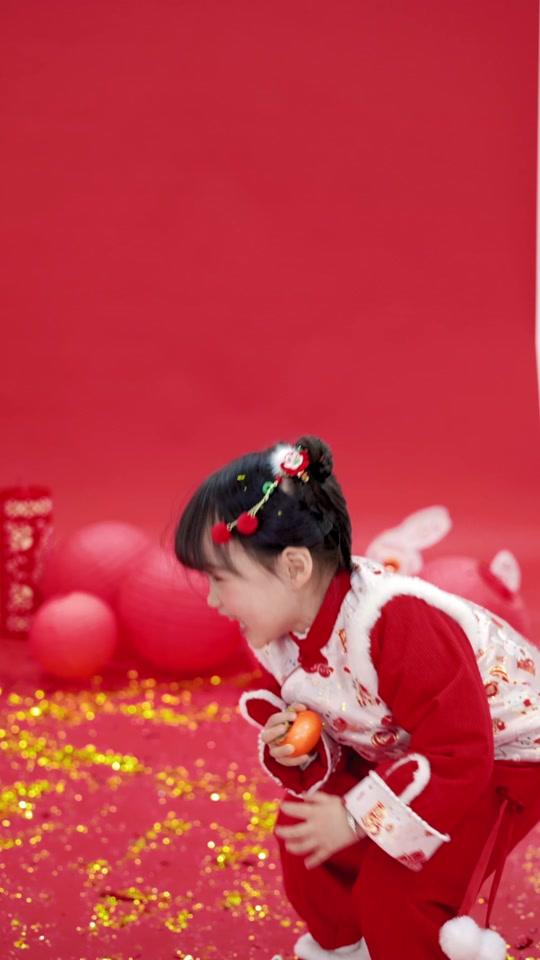 大年初一到初七,女儿的拜年服安排上了!