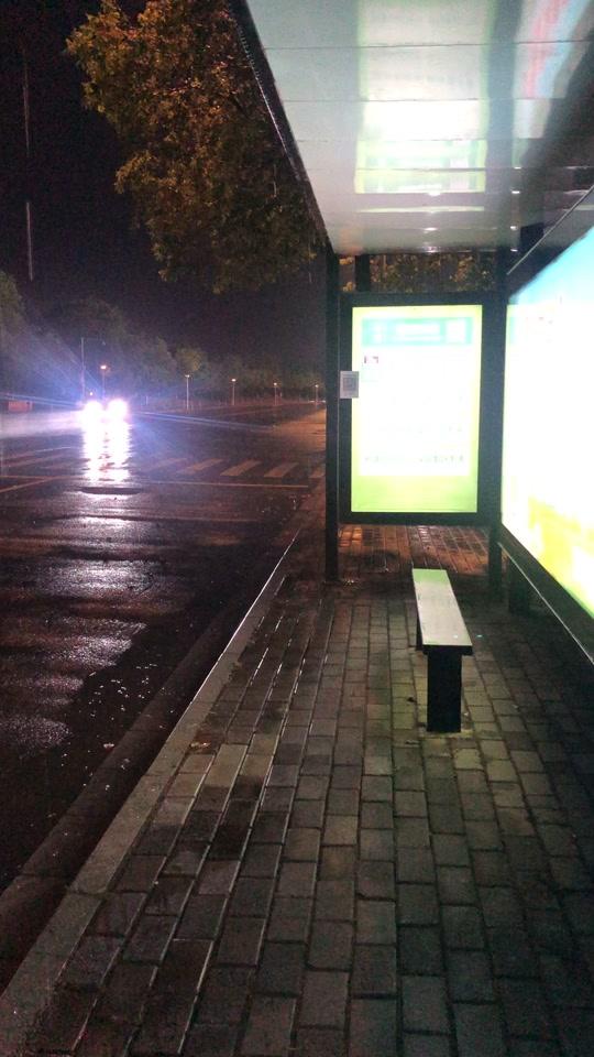 每当窗外下雨,我便要跑出来,到门口的公交车站台躲雨.