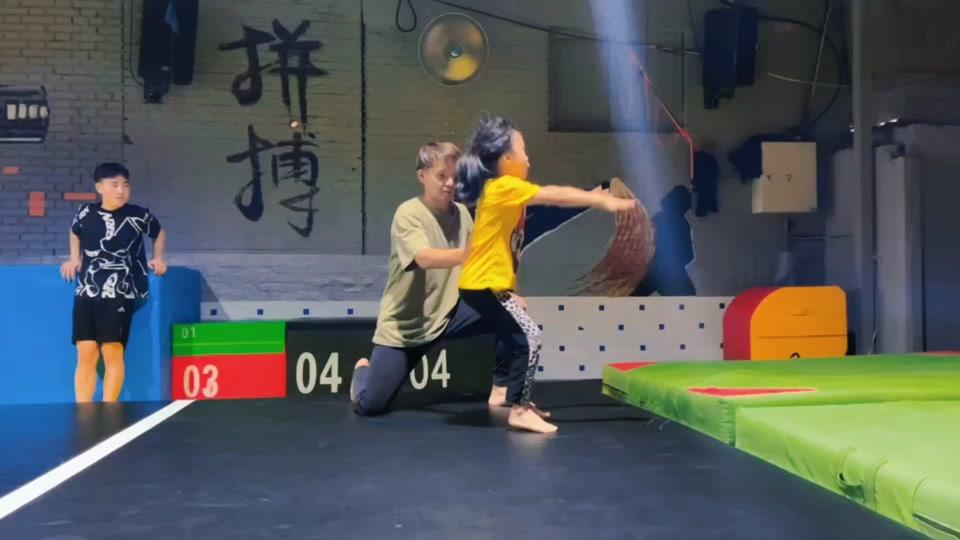 辰飞空翻特技跑酷杨教练_辰飞空翻特技跑酷杨教练个人资料_辰飞空翻