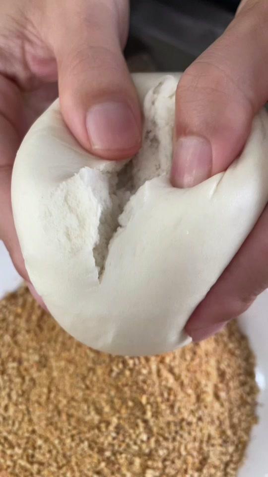 记得小时候,放学回家把手包一丢,拿个馒头夹上芝麻盐,拿着鞭子就去