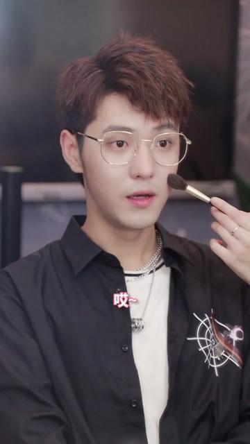 恋与六饼 @恋与白侍从 #vlog日常 #搞笑 #口红